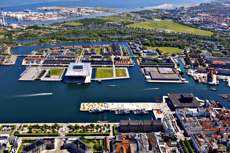 Pyagoras. Chrsitiansholm ligger i en fornem retvinklet trekant med ikonbyggerierne Operaen og Det Kgl. Teaters Skuespilhuset. 