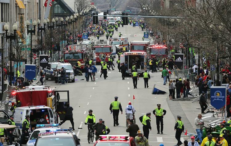 EKSPLOSION. Mange blev såret, da der opstod to eksplosioner ved målstregen i det 117. Boston Marathon. 