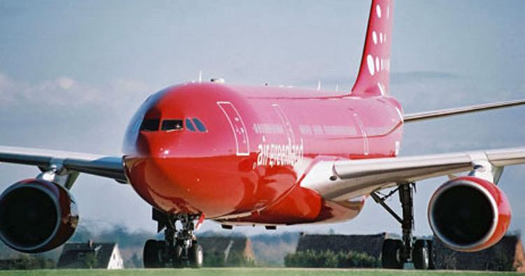 PLADS. I Air Greenlands Airbus, der flyver mellem Danmark og Grønland, har du masser af plads til lemmerne. 