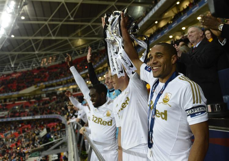 eftertragtet. Swansea City-anfører Ashley Williams (th) løfter trofæet, da klubben i år vandt sin første større titel med pokalsejren over Bradford på Wembley. 