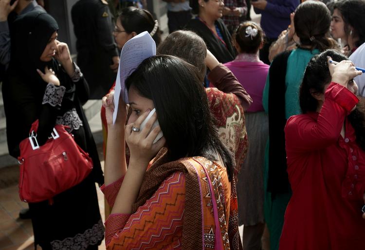 Evakuering. Folk blev evakueret fra bygninger under jordskælvet, som bl.a. kunne føles i Pakistan. 