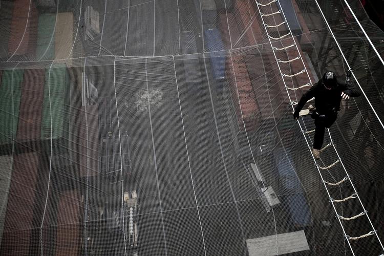 Dybt nede under highroping-banen holder Det Kongelige Teaters kulisseværksted til - og tårnet med de stablede containere ligner fra højderne mest af alt Lego-legetøj. 
