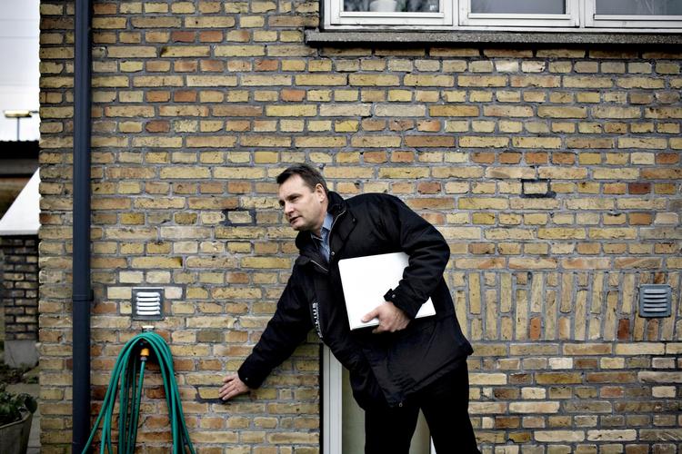 NEDAD. Friværdien i et typisk dansk parcelhus er nu nede på 450.000 kroner - for få år siden var den gennemsnitlige husejer millionær i mursten. 