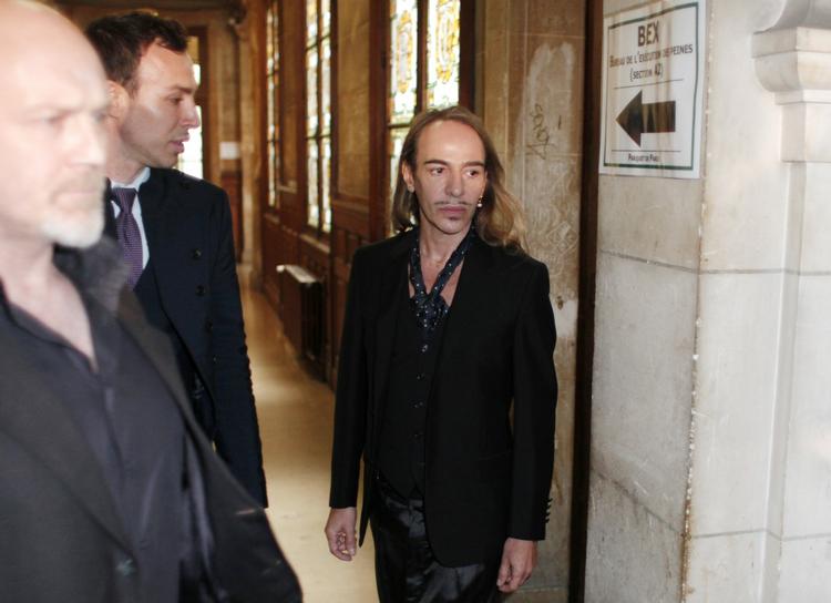 dømt. John Galliano blev både fyret fra Dior og efterfølgende dømt for sit antisemitiske amokløb på et parisisk værtshus. Galliano har siden forsøgt at klinke skårene, men det israelske stats-tv har ikke tilgivet ham. 