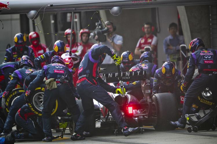 pitstop. Sidste år blev Formel 1-løbet gennemført i Bahrain trods omfattende demonstrationer og voldelige optøjer. Nu kan løbet igen være i fare. 