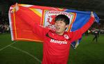 stilændring. Kim Bo-Kyung fremviser Cardiffs nye farver, som den malaysiske ejer indførte til tilhængernes utilfredshed. Men nu lever de nok med farven efter oprykningen til Premier League. 