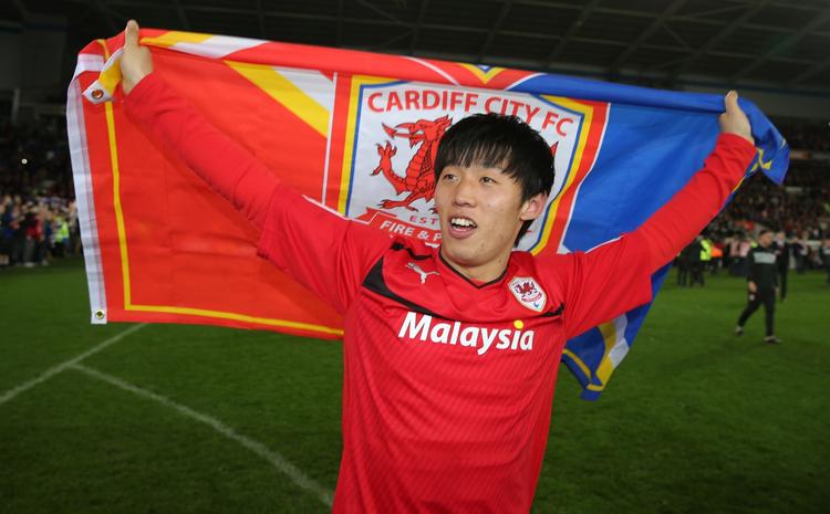 stilændring. Kim Bo-Kyung fremviser Cardiffs nye farver, som den malaysiske ejer indførte til tilhængernes utilfredshed. Men nu lever de nok med farven efter oprykningen til Premier League. 