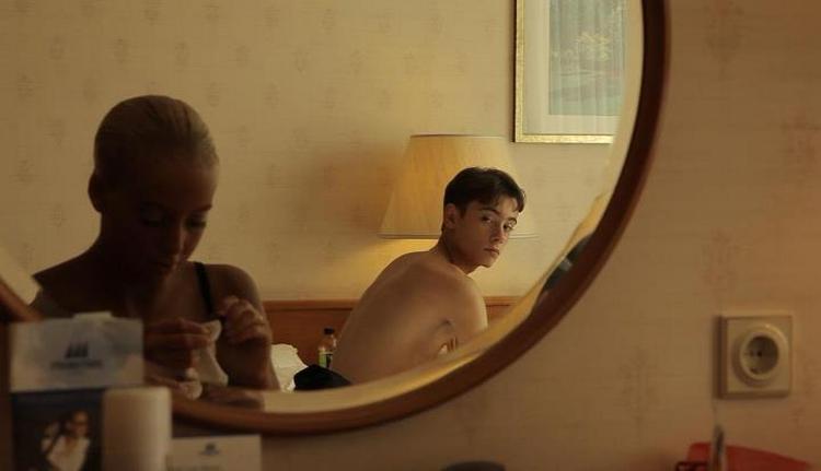 Lampefeber. Egor og Mie klæder sig voksent i kropsnært showtøj og tykke lag af make up, før de forvandles fra teenagere til konkurrencedansere. 