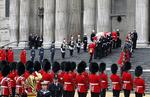 Ceremoni. Efter at være blevet kørt i procession gennem Londons gader i hestevogn, ankom Margaret Thatchers kiste klokken 12 dansk tid i St. Paul's Cathedral. 