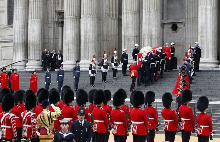 Ceremoni. Efter at være blevet kørt i procession gennem Londons gader i hestevogn, ankom Margaret Thatchers kiste klokken 12 dansk tid i St. Paul's Cathedral. 