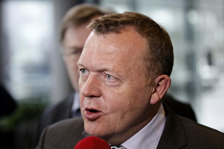 »Vi synes, det er en kæmpefejl, at regeringen har revet kontanthjælpsloftet ned, så det for mange samboende kontanthjælpsmodtagere er sådan, at man skal ud og tjene 30.000 kroner om måneden, før det kan betale sig at arbejde«, siger Lars Løkke Rasmussen. 