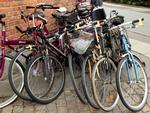 Cykellig. Kommunen har fjernet cyklerne fra en plads og sat dem i en sidegade med gule klistermærker på. Nu er cyklen væk og en ny forsikringssag på vej. Cyklerne får lige et par måneder at ruste i, inden de fragtes til Kina og smeltes om. Privatfoto 