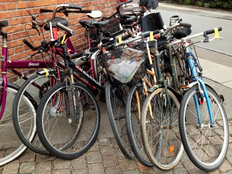 Cykellig. Kommunen har fjernet cyklerne fra en plads og sat dem i en sidegade med gule klistermærker på. Nu er cyklen væk og en ny forsikringssag på vej. Cyklerne får lige et par måneder at ruste i, inden de fragtes til Kina og smeltes om. Privatfoto 