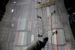 Highroping er kendt fra skoven, hvor man klatrer på rebbaner spændt ud mellem trætoppene. I B&amp;W-hallerne hænger man bare i 50 meters højde i stedet for skovnens 5-8 meter. 