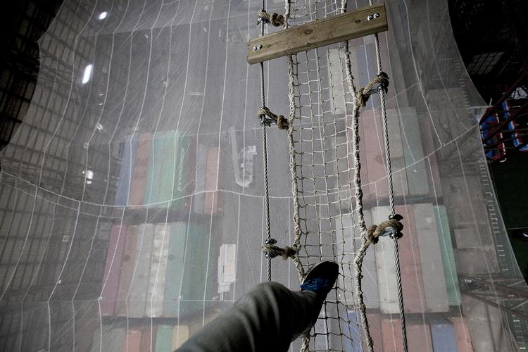 Highroping er kendt fra skoven, hvor man klatrer på rebbaner spændt ud mellem trætoppene. I B&amp;W-hallerne hænger man bare i 50 meters højde i stedet for skovnens 5-8 meter. 