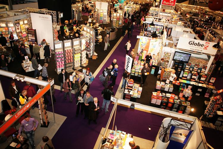 Knibe. På bogmesser verden over diskuteres fremtiden for den trykte bog i de store internetboghandleres skygge. Her ses bogmessen i Forum. 