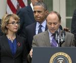 Pressemøde. Barack Obama holdt pressemøde i Rosenhaven bag Det Hvide Hus sammen med bl.a. det tidligere medlem af Kongressen Gabrielle Gifford, der selv blev offer for en skudepisode i Tuscon, Arizona, for nogle år siden. Og Mark Barden, som er far til en af de dræbte under skoleskyderiet i Newton. 