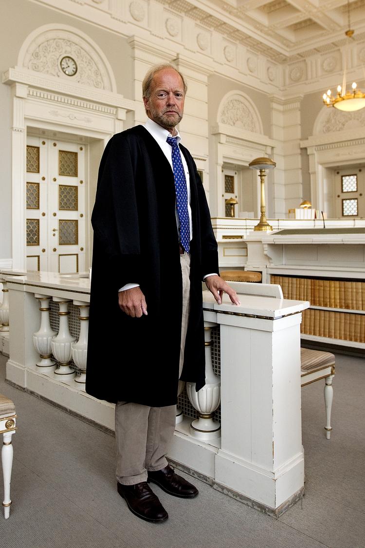 Lønloft. Mikael Sjöberg, Formand for Den Danske Dommerforening, påpeger, at det kun er en lille del af dommerne, som har overtrådt reglerne for indtjening. 