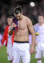 skuffelse. PSG's Zlatan Ibrahimovic forlader banen efter det samlede nederlag til Barcelona i Champions League. Nu er storholdet også slået ud af den franske pokalturnering. 