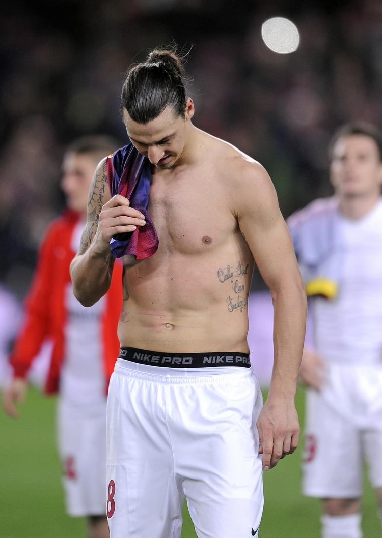 skuffelse. PSG's Zlatan Ibrahimovic forlader banen efter det samlede nederlag til Barcelona i Champions League. Nu er storholdet også slået ud af den franske pokalturnering. 