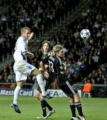 fakta. Superligaens forsvarere er bedst til at score mål direkte efter frispark og hjørnespark. Sölvi Ottesen (tv) fra FCK er en af de forsvarere, der er skarpest foran mål. 