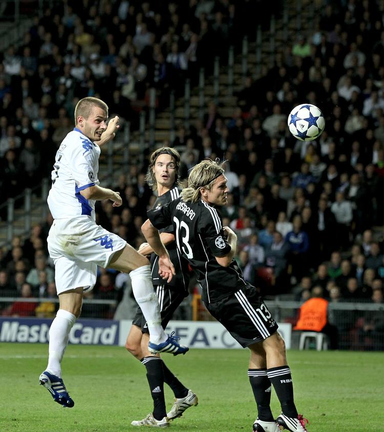 fakta. Superligaens forsvarere er bedst til at score mål direkte efter frispark og hjørnespark. Sölvi Ottesen (tv) fra FCK er en af de forsvarere, der er skarpest foran mål. 