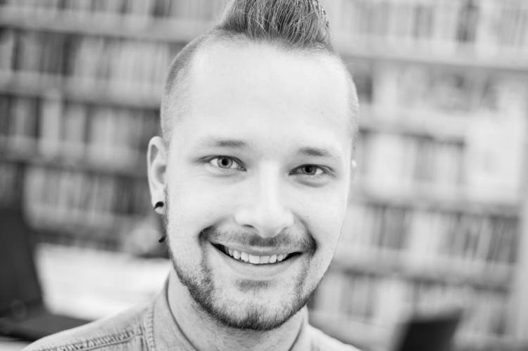 Cafe. Christoffer Jakshøj blev for nylig smidt ud af sted på Nørrebro, da han kyssede med en anden mand. 