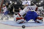 passeret. Montreal Canadiens-målmand Carey Price kan ikke redde forsøget fra Pittsburgh PenguinsBrandon Sutter (nummer to fra venstre). 