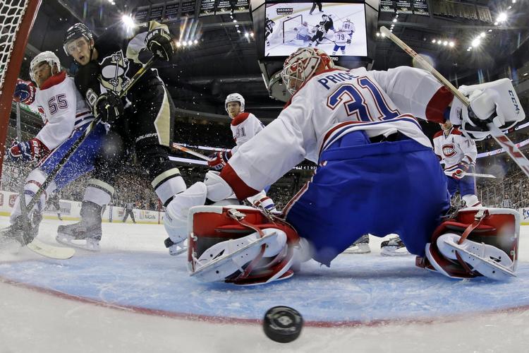 passeret. Montreal Canadiens-målmand Carey Price kan ikke redde forsøget fra Pittsburgh PenguinsBrandon Sutter (nummer to fra venstre). 