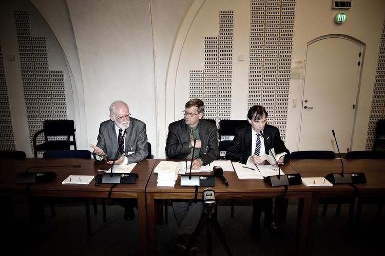 Bog. Lars Hedegaard og Mogens Camre holder pressemøde på Christiansborg for udgivelsen af bogen "Den forbudte sandhed". I midten er det ordstyrer  Ole Hasselbalch. 