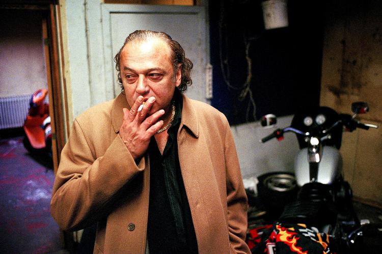 Pusher. Selve organisationens sammensætning henlægges i mørke i Nicholas Winding Refns debutfilm, tilgengæld er der fuldt blæs på afdækningen af småpusherens psykolog. Foto: fra filmen 