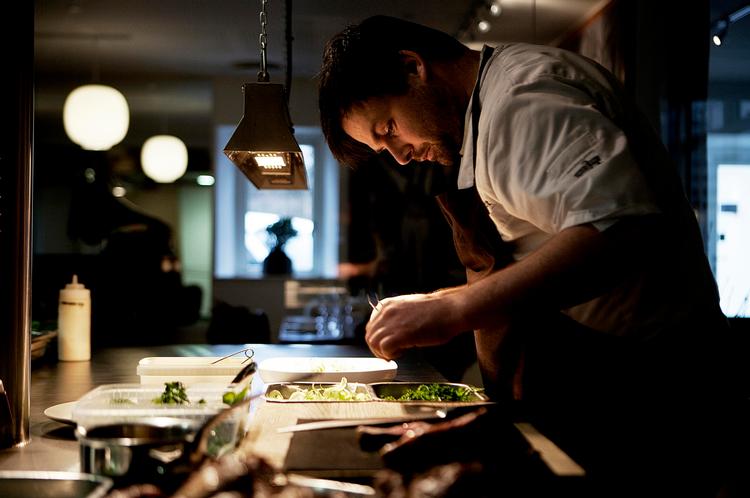Delikat. Thorsten Schmidt er kreativ køkkenchef i restauranten.  Foto: Kasper Løftgaard 