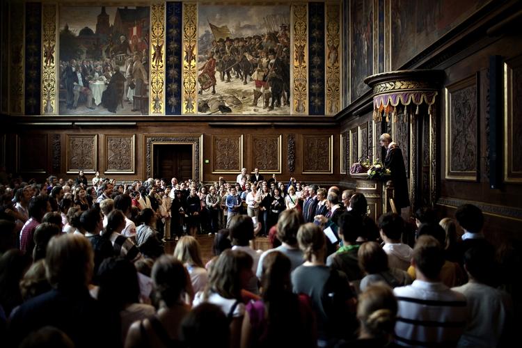 VELKOMMEN. PÅ Københavns Universitet har man de senere år taget imod flere og flere udenlandske studerende. 