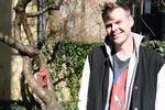 Erik Enocksson i forårssolen i København. Den 34-årige svensker giver koncert fredag aften i Hellig Kors Kirken på Nørrebro. 