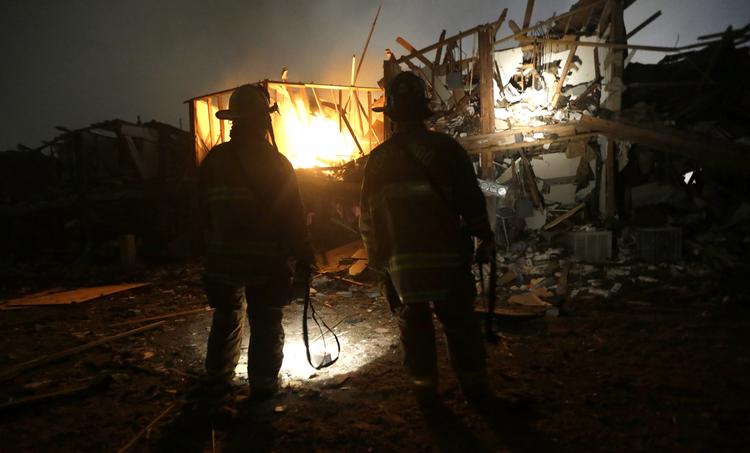 Eksplosion. Brandmænd savnes efter stor eskplosion på gødningsfabrik i texas. Her afsøger redningsarbejdere et ødelagt lejlighedskompleks i nærheden. 