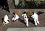 OPKLARING. Efterforskere undersøger området mellem de to eksplosioner, der fandt sted mandag eftermiddag, mens tusindvis af løbere var på vej over målstregen ved Boston Marathon. 