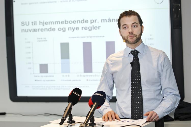 UDDANNELSESYDELSE. Morten Østergaard landede her til aften en reform af SU'en. Den betyder skærpede krav til de unge, men kontant bonus til de hurtige. 