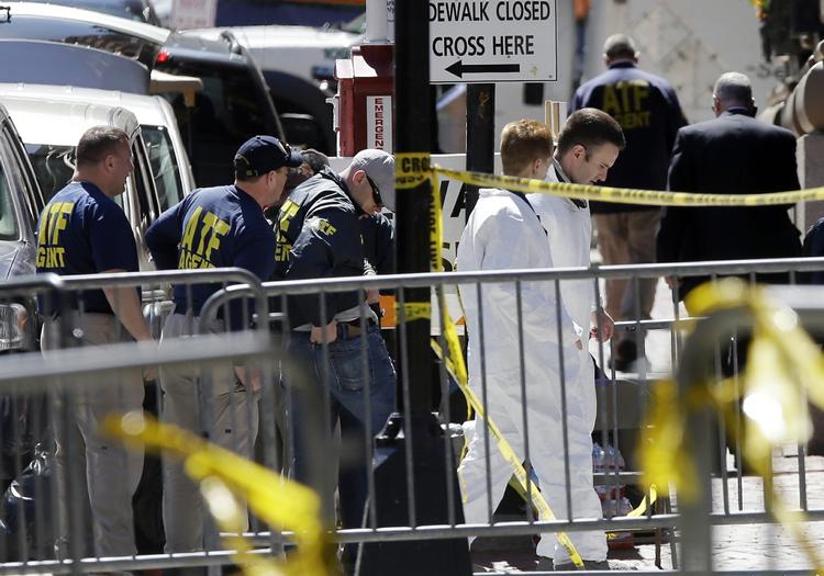 EFTERFORSKNING. De amerikanske myndigheder har gået området omkring mållinjen ved Boston Marathon igennem med en tættekam. 