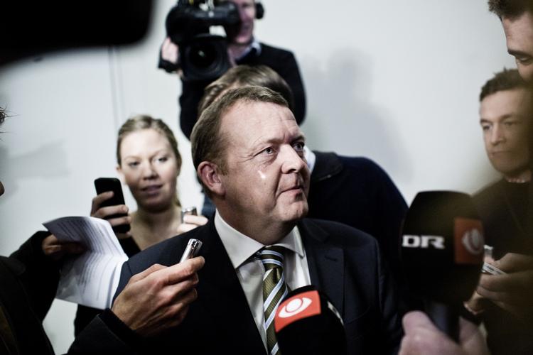 Forhør. Pressen slog ring om Lars Løkke Rasmussen på Statens Museum for Kunst i december 2011. I dag skal han igen svare på spørgsmål om Venstres rolle i Stephen Kinnocks skattesag. 