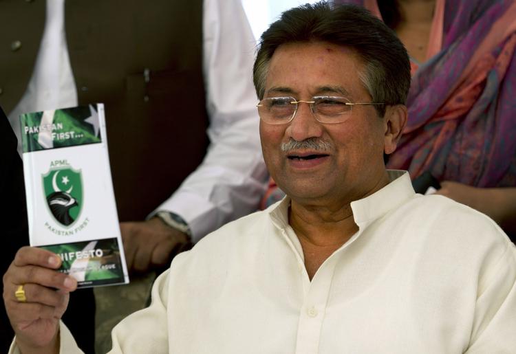 Anklage. Pervez Musharraf er både anklaget for at have fyret en række højesteretsdommere og for at være indblandet i mordet på Benazir Bhutto. 