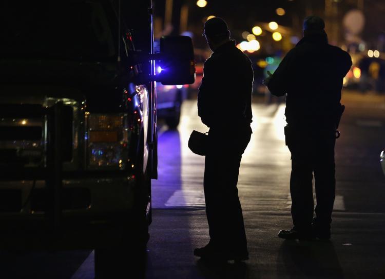 Skyderi. En betjent er dræbt. En mistænkt anholdt og endnu en mistænkt. 