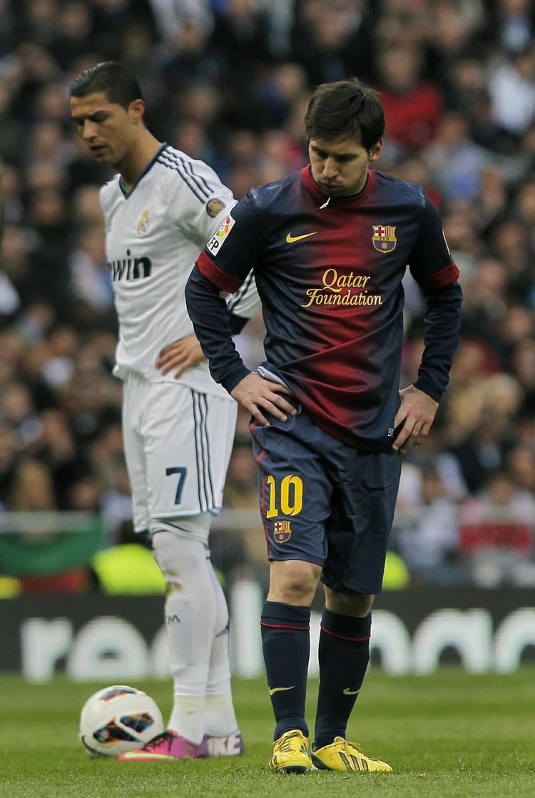 Stjernerne. Lionel Messi og Cristiano Ronaldo skal måske indstille sig på lønnedgang, da deres klubber står til at få færre penge mellem hænderne. 