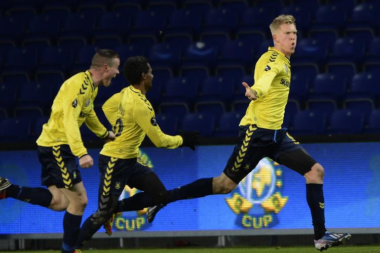MÅLSCORER. Det er kun, hvis man har en virkelig stor mand som Brøndbys Simon Makienok, at det er effektivt med høje bolde i feltet, viser analyse. 