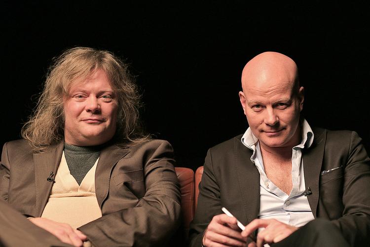 Kvindesyn. Jan Sonnergaard er den føste mandlige gæst i Thomas Blachmans talkshow 'Blachma'’. I seks programmer skal skiftende gæster sammen med Blachman sætte ord på en nøgen kvindes krop med henblik på at reetablere mandens kreativitet. Foto: DR 