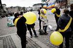 Lønløse. Lærerne, der her gør sig klar til dagens demonstration foran Christiansborg, får ingen løn i april. De kan i stedet tage et lån i deres fagforenings konfliktkasse. 
