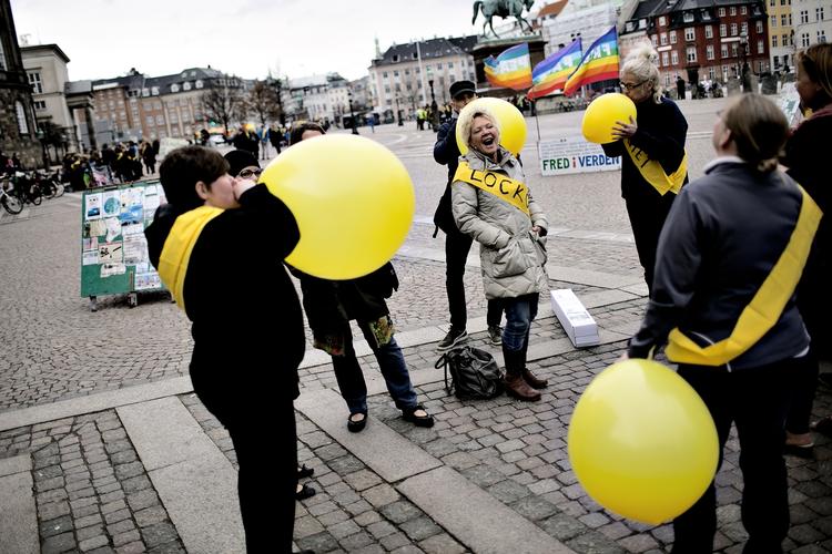 Lønløse. Lærerne, der her gør sig klar til dagens demonstration foran Christiansborg, får ingen løn i april. De kan i stedet tage et lån i deres fagforenings konfliktkasse. 