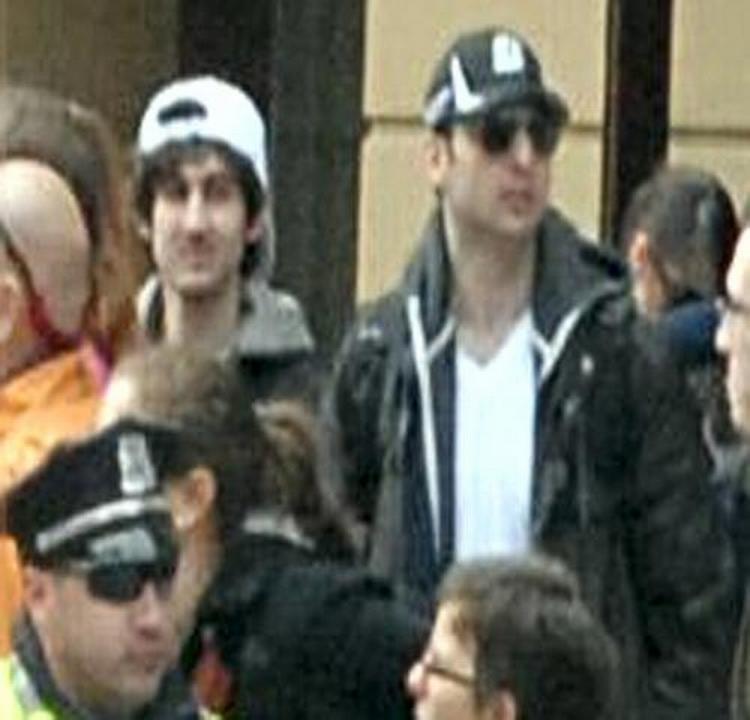 MISTÆNKT. Det er disse tog mænd, som de amerikanske myndigheder mener står bag mandagens bombeattentat i Boston. 