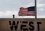 Savnet. Mange er stadig ikke blvet fundet efter onsdagens eksplosion på en gødningsfarbik i West i Texas. Eksplosionen blev målt til 2,1 på jordskælvsskalaen. 