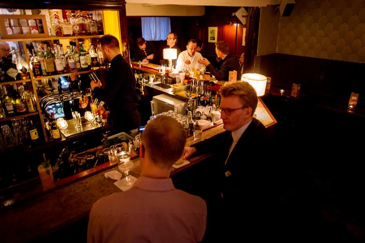 art deco. Med sin elegante kobberudsmykning og sit sølvmønstrede tapet minder Strøm om en bar i forbudstidens USA. 