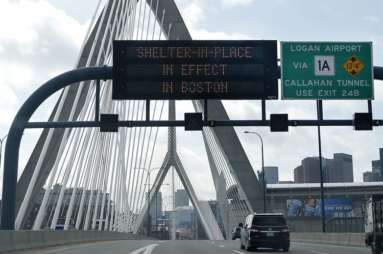 STILLE. Der er kun ganske få biler på gaden i Boston, hvor en større menneskejagt er i gang. 